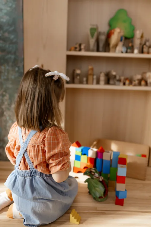 Kind von hinten beim spielen